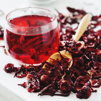 Tasse de Rooibos avec de l'hibiscus