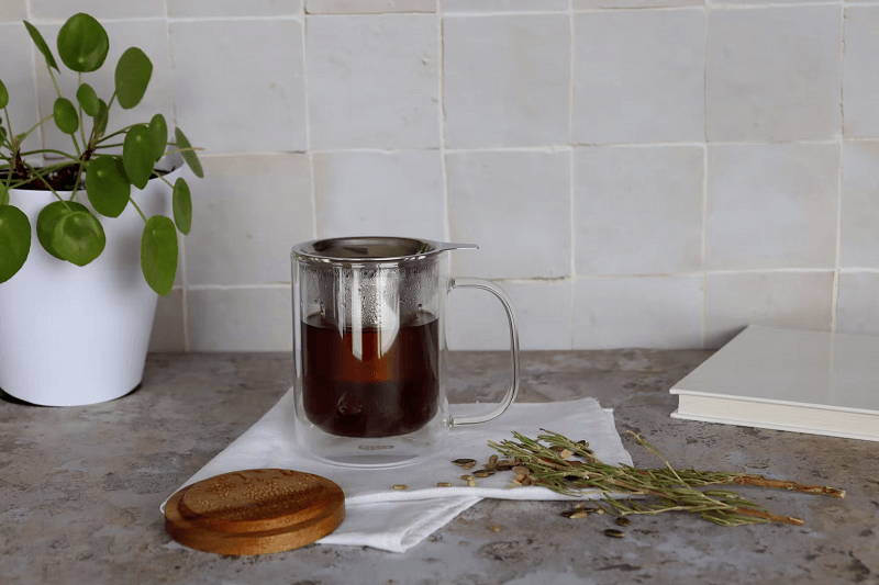 Tasse avec infuseur à thé et infusion